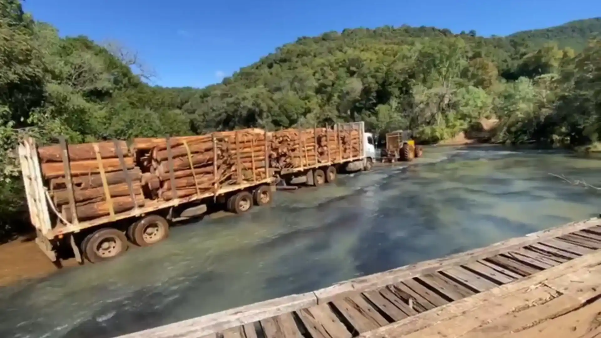 Vídeo mostra carreta cruzando rio por falta de ponte segura