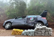Dupla capota carro e polícia apreende 120 quilos de drogas
