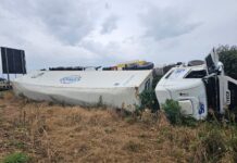 Dois tombamentos de carretas são registrados em menos de 24 horas