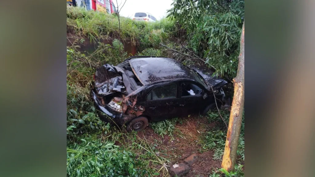 Motorista fica ferido após capotamento em Campos Novos