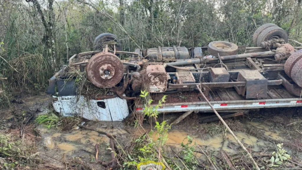 Acidente com quatro veículos mobiliza forças de segurança na SC-135