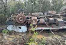 Caminhoneiro é retirado de cabine parcialmente submersa