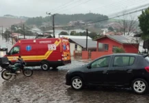 Motociclista fica ferido após colisão com carro em Fraiburgo