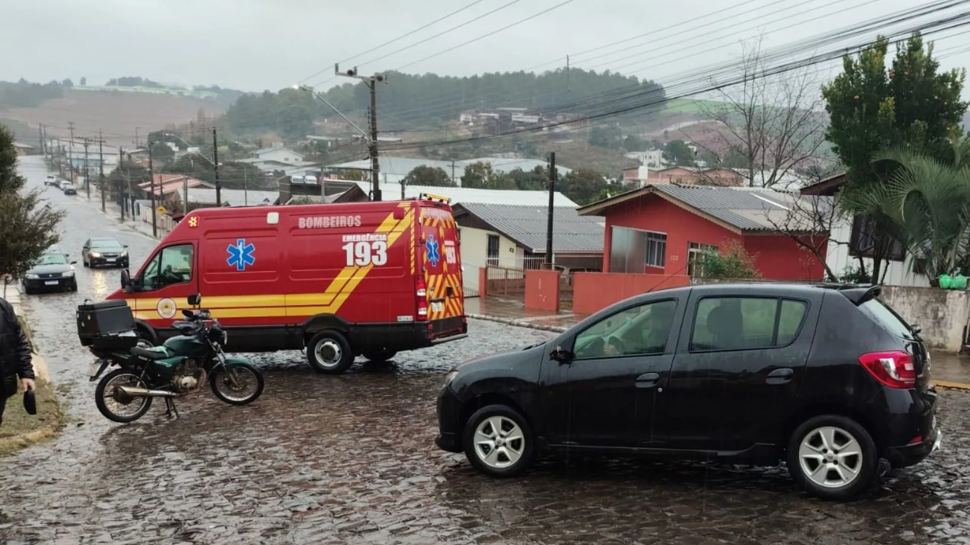 Motociclista fica ferido após colisão com carro em Fraiburgo