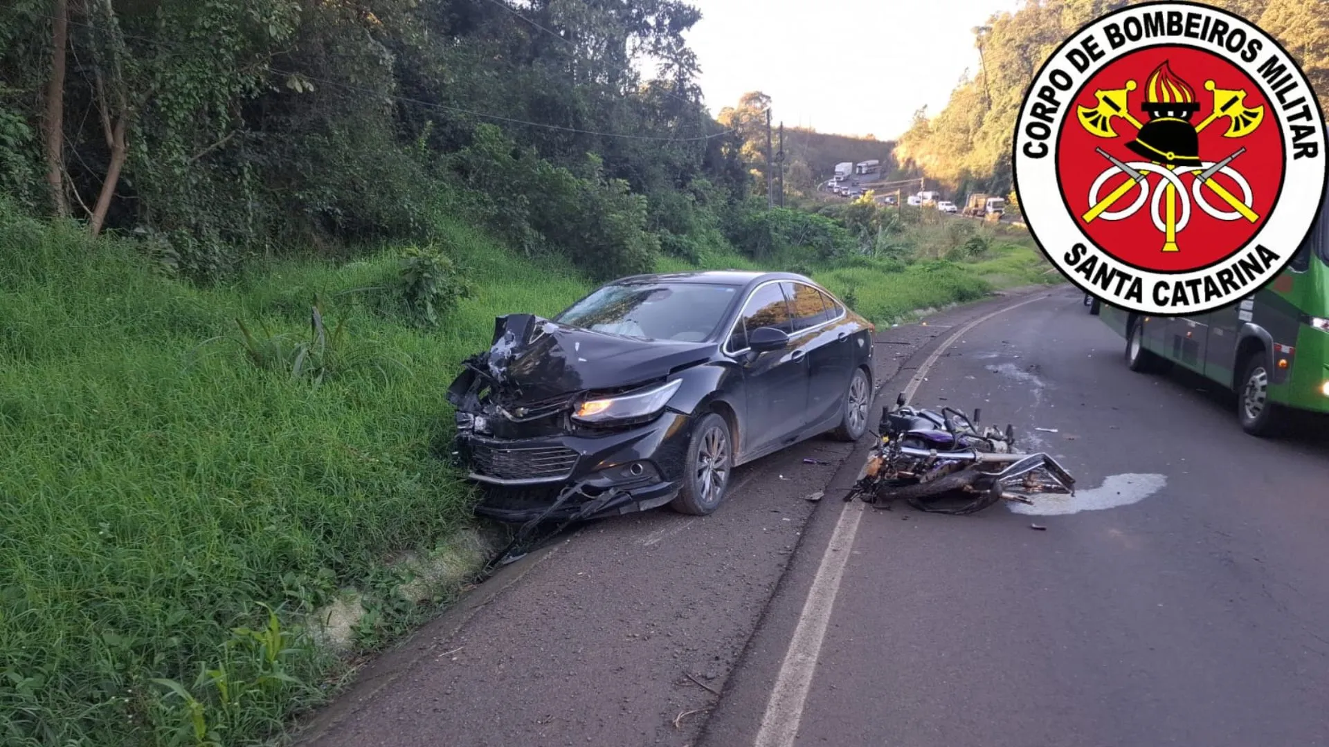 Colisão frontal entre carro e moto na “Curva do Chiqueirão” deixa feridos