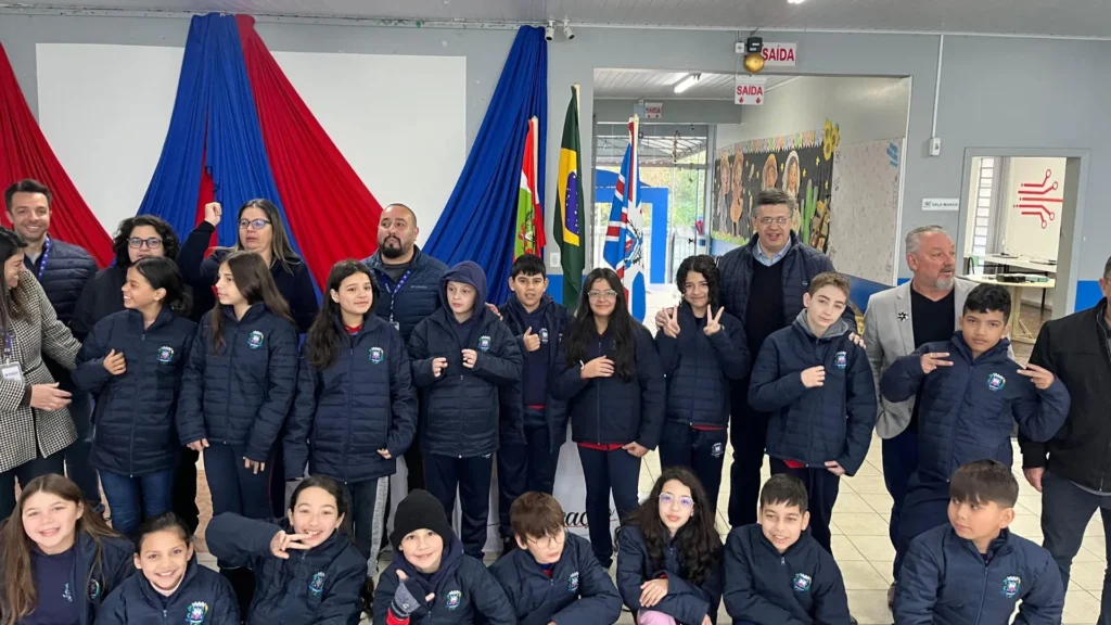 Mais de 7 mil agasalhos são entregues a alunos da rede municipal