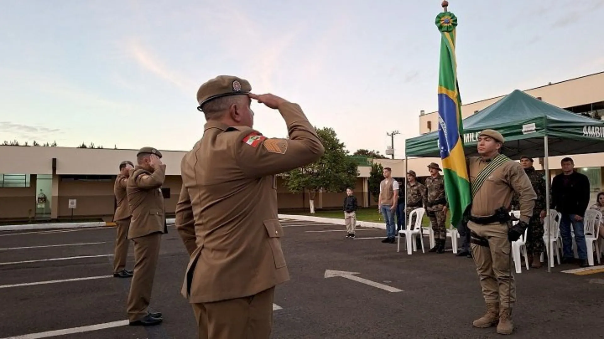 Caçador comemora os 18 anos do 15° BPM com formatura militar