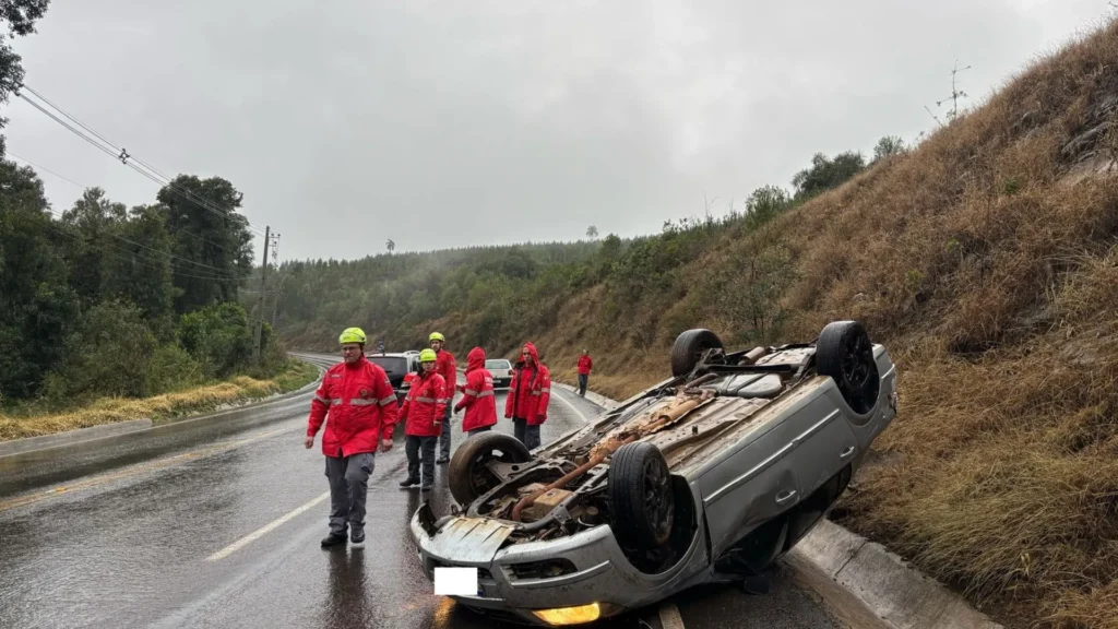 Bombeiros Voluntários atendem acidente enquanto voltavam de competição