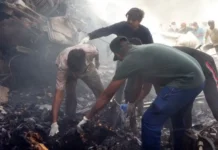 Avião cai após decolar com 242 pessoas a bordo na Índia