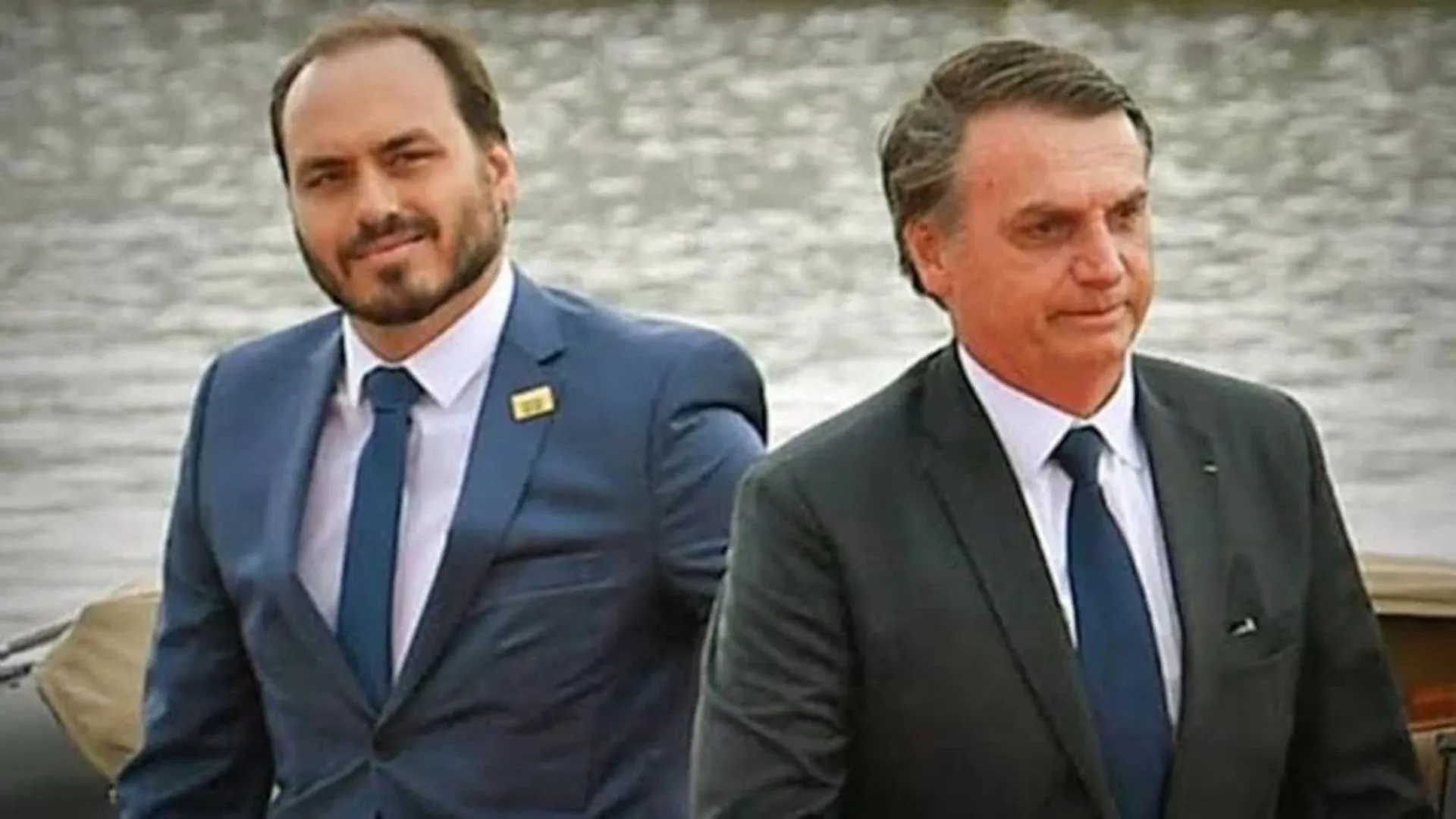 Bolsonaro confirma interesse em lançar Carlos Bolsonaro ao Senado por Santa Catarina