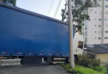 Condutor segue GPS, entala caminhão e danifica estrutura residencial em Joaçaba