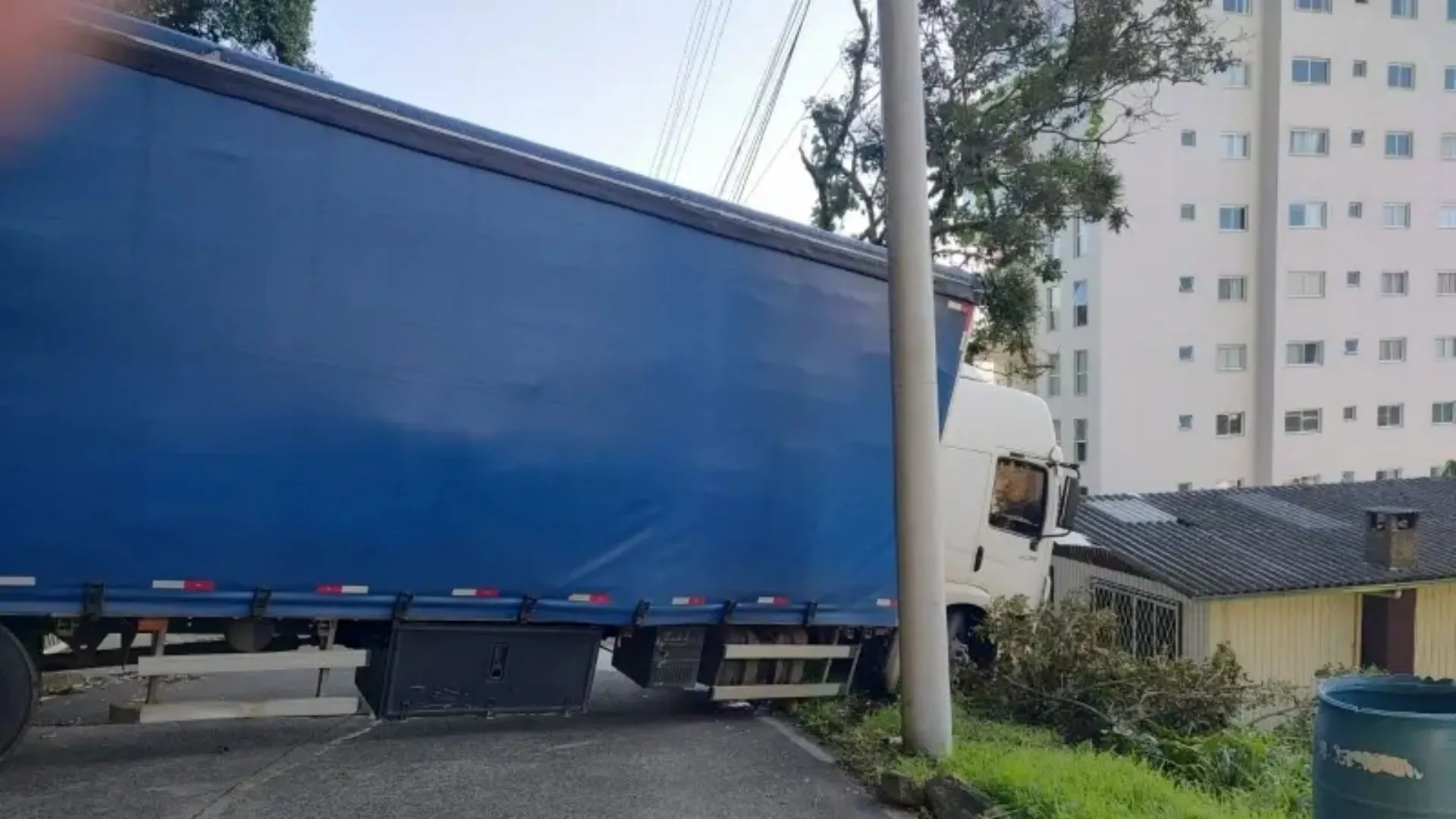 Caminhão entala em rua estreita e danifica residência em Joaçaba