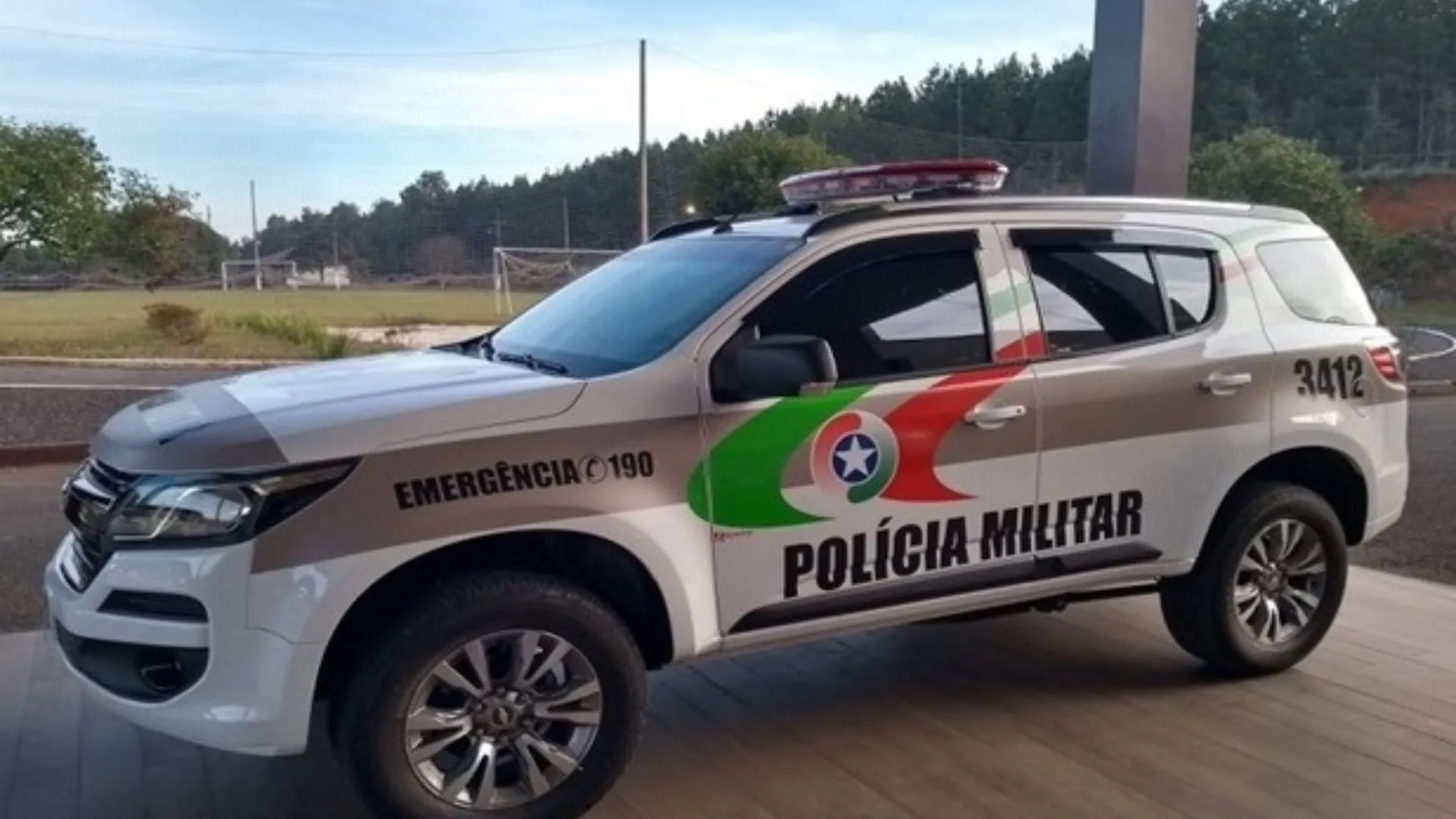Homem é preso após ameaçar pai e agredir policiais