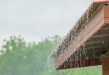 Corpo de Bombeiros alerta sobre riscos de subir em telhados molhados