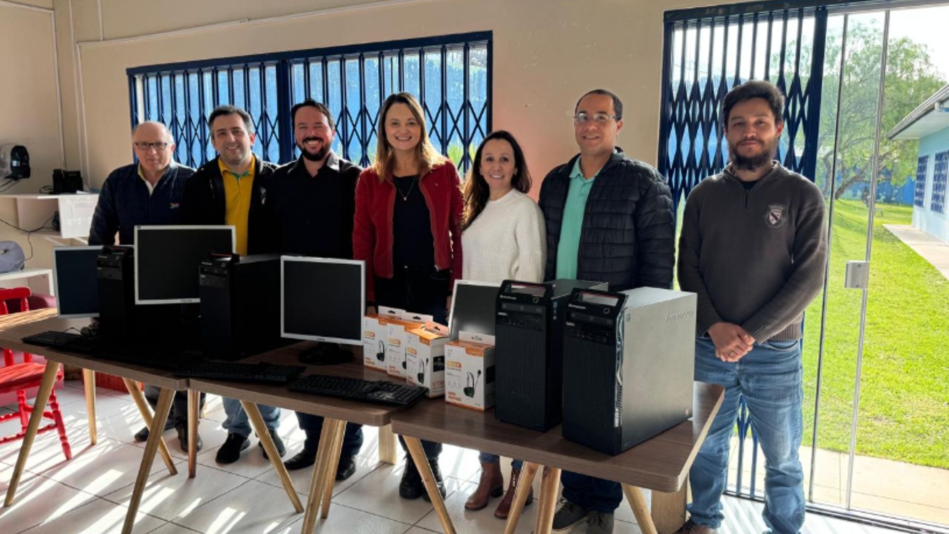 CDL e Unoesc doam computadores à Casa Lar de Videira