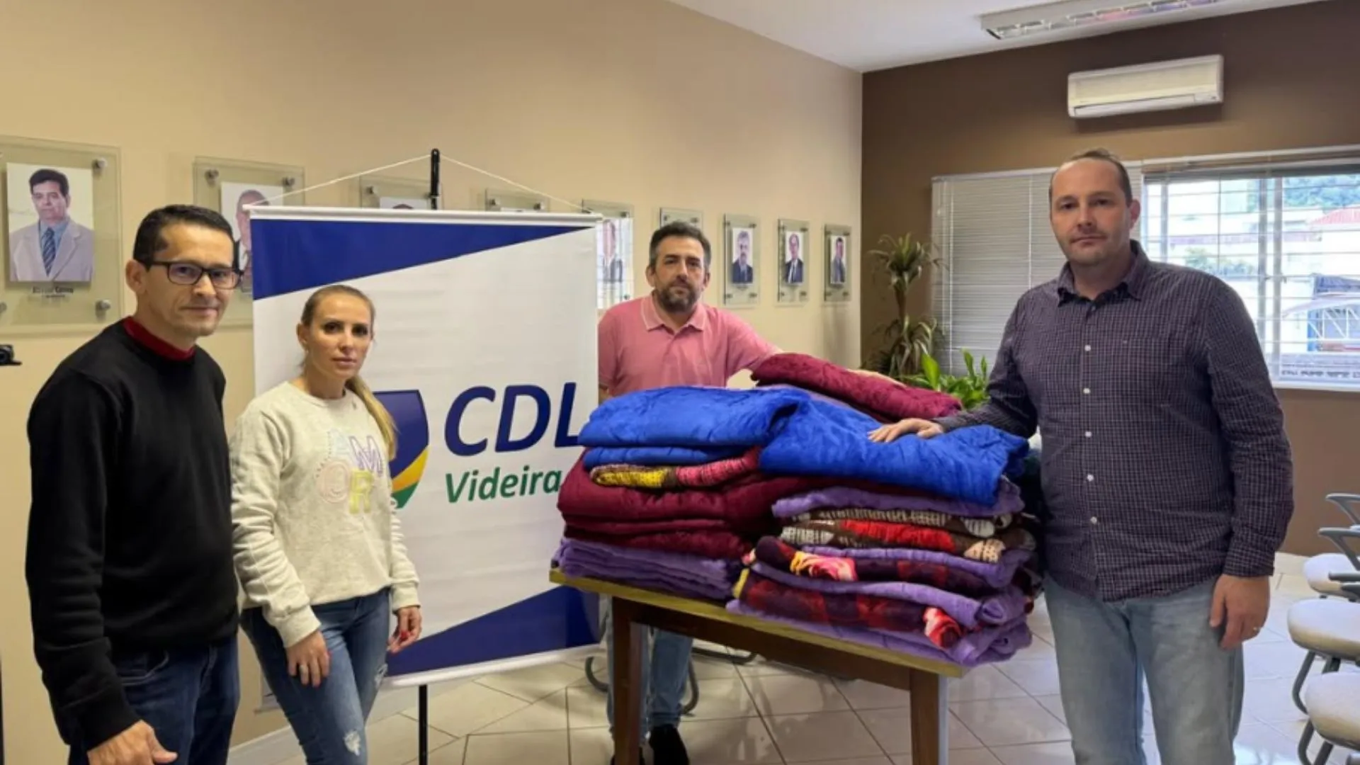 CDL de Videira doa mais de 50 cobertores a famílias afetadas por temporal