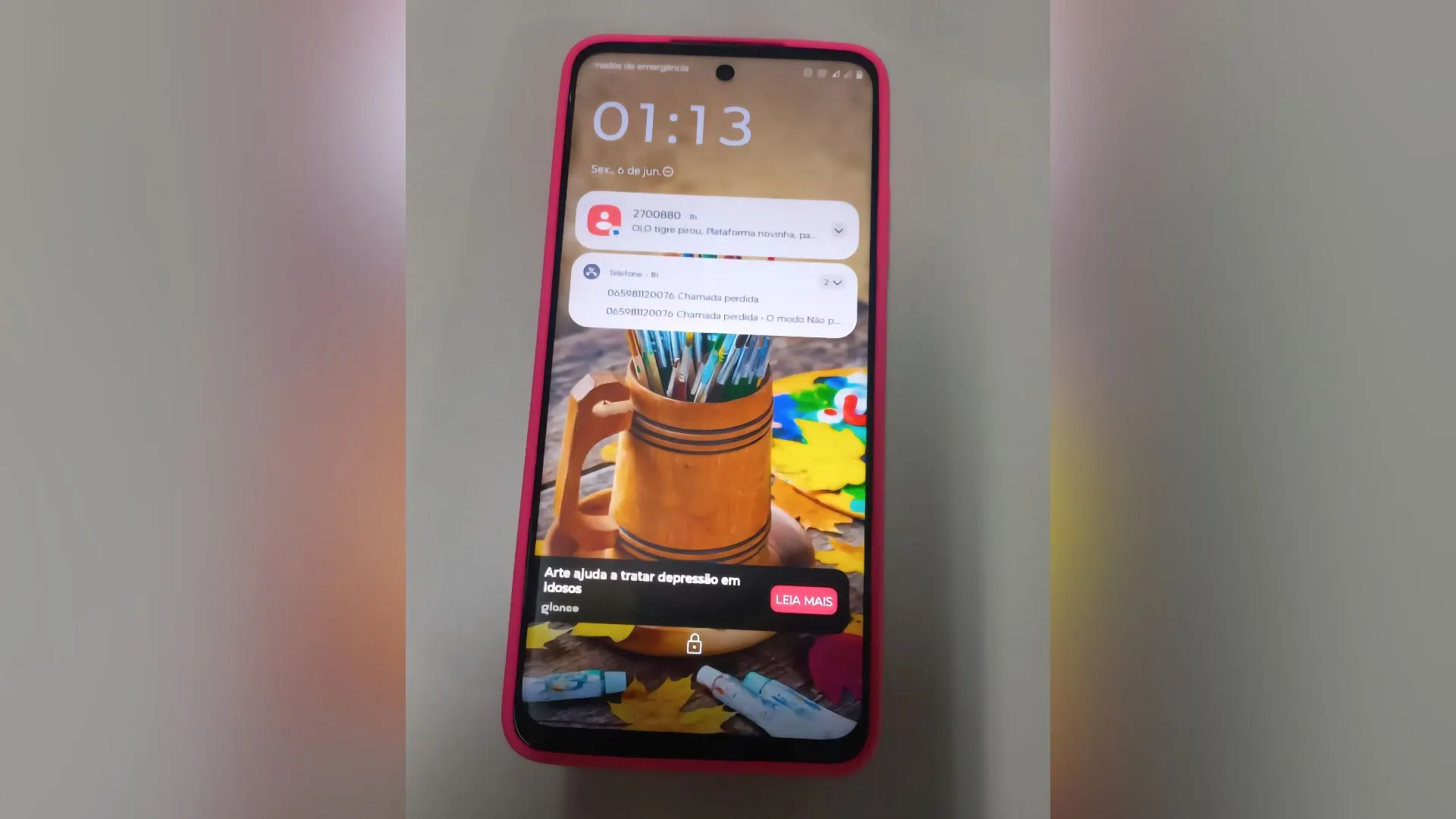 Mulher furta celular após pedir ajuda em residência