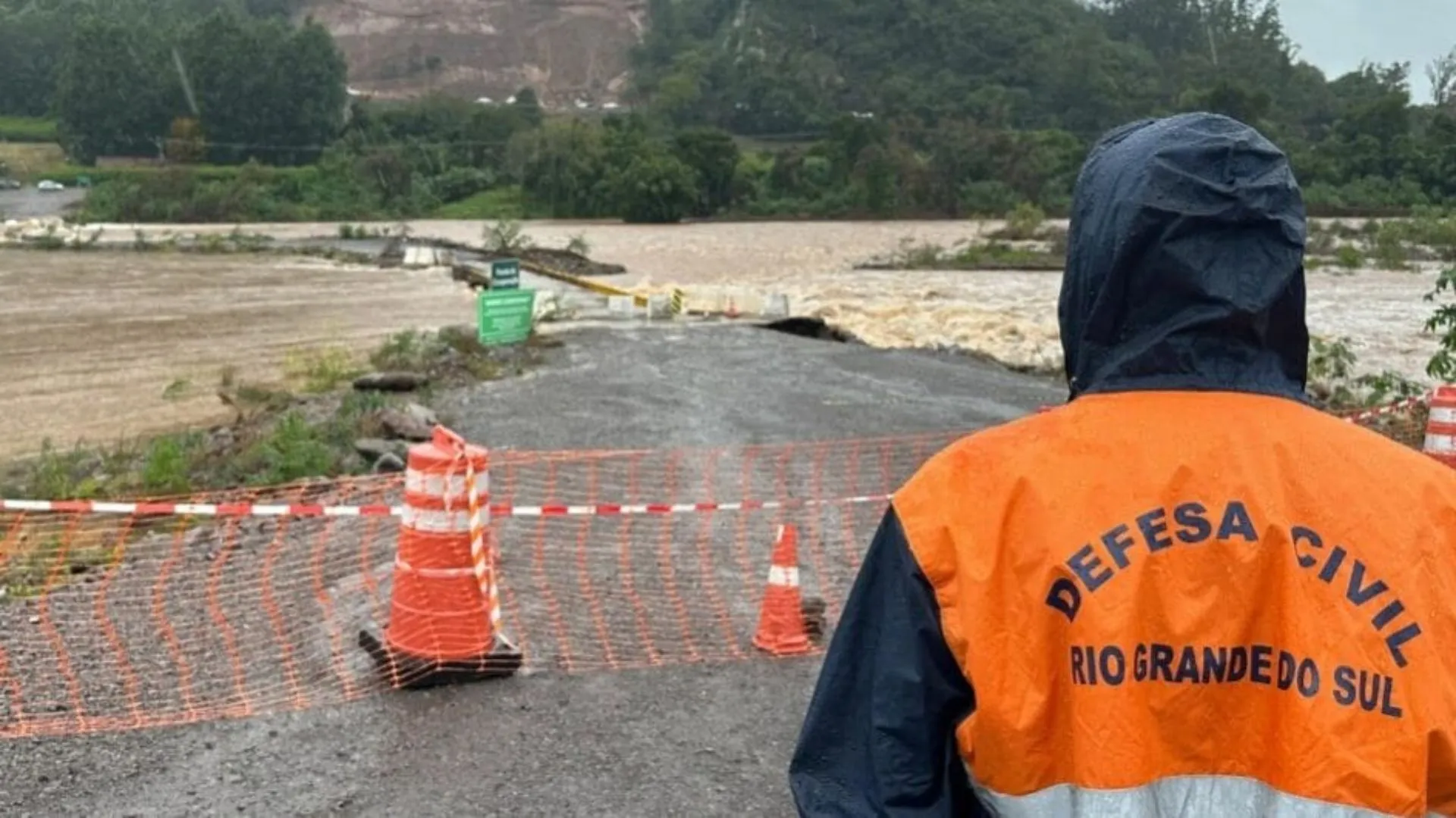 Chuvas no RS já atingem 107 municípios, causam 3 mortes e deixam milhares desalojados