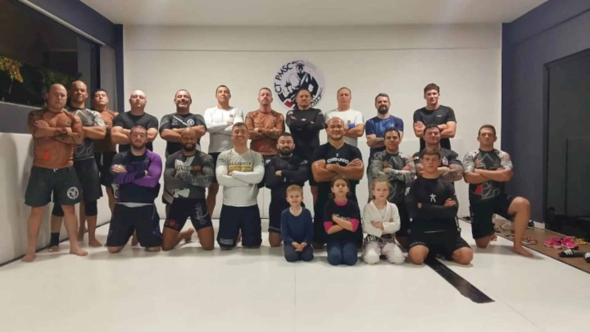 Junior Cigano, ex-campeão do UFC, realiza treino com a Polícia Militar de Videira