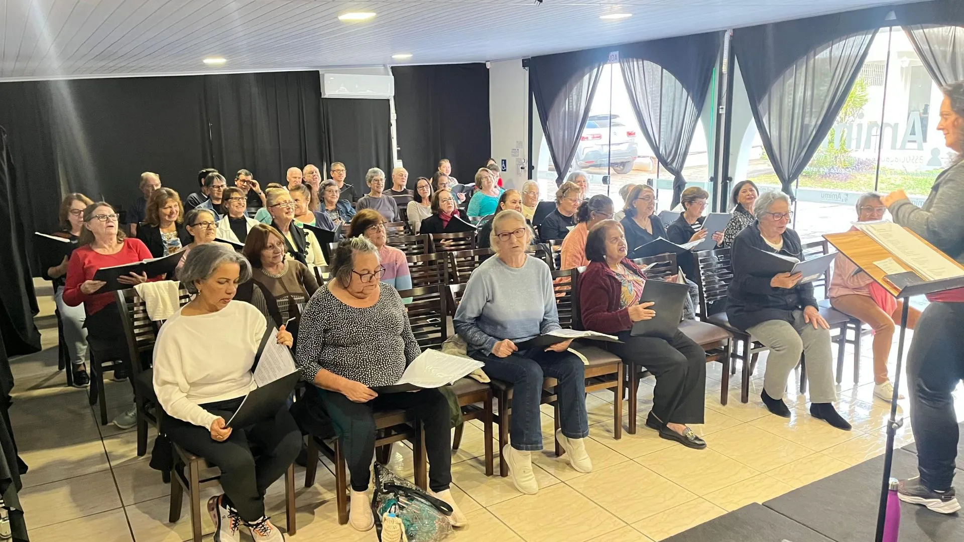 Coral Sênior da AMIMU leva música e emoção ao Residencial Geriátrico Vô Nenê