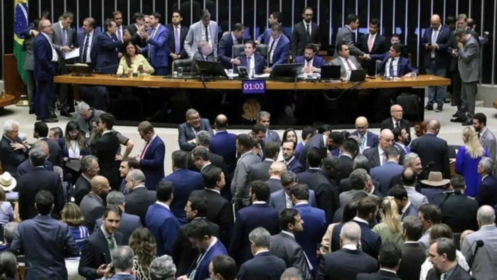 Congresso aprova mais vagas na Câmara e SC ganha 4 novos deputados