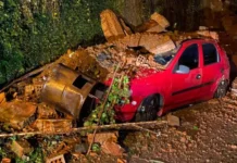 Rua é interditada e carro fica soterrado após chuvas intensas em Concórdia