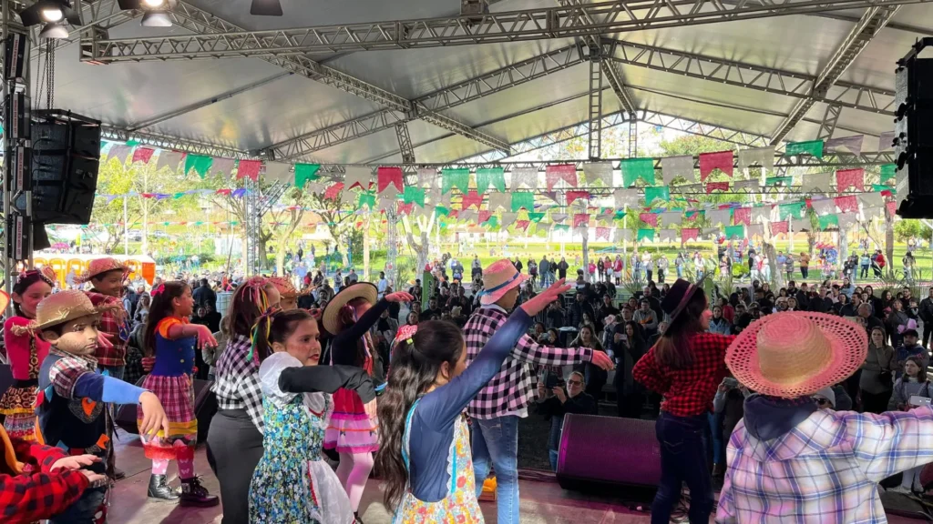 Escolas municipais se apresentam na Festa da Fogueira