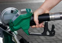 Gasolina comum agora tem 30% de etanol e pode baixar preço no posto