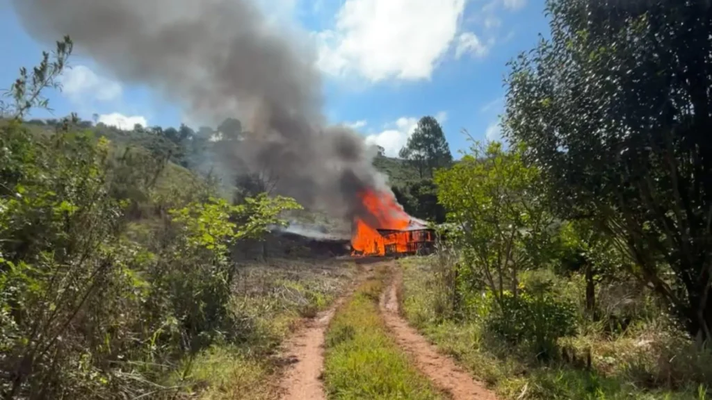 Mulher incendeia a própria casa e quase morre nas chamas