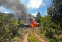 Mulher incendeia a própria casa e quase morre nas chamas