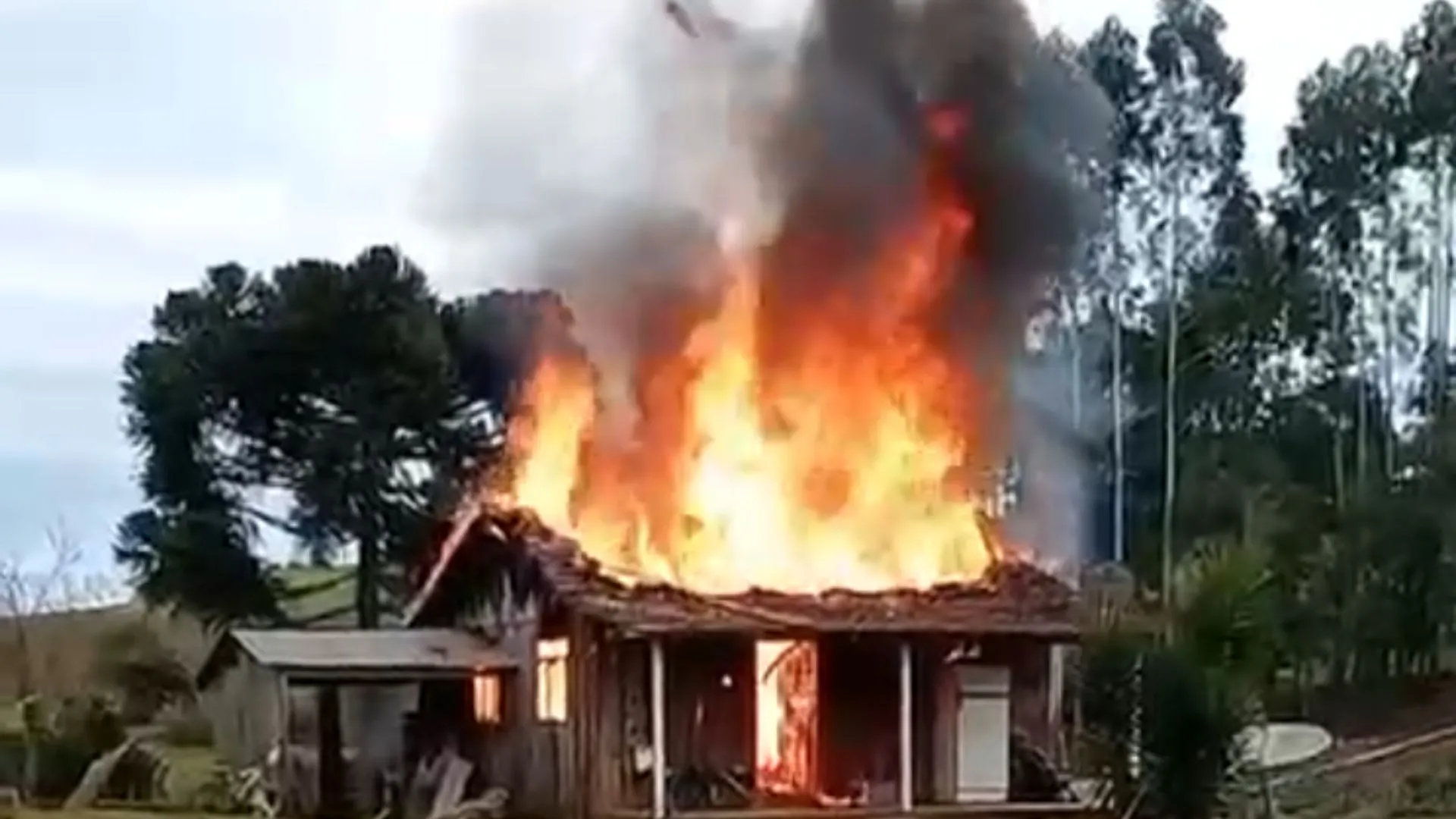 Incêndio destrói casa no Assentamento Rio dos Patos