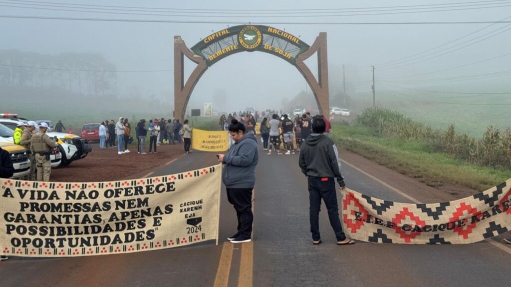 Protesto indígena bloqueia SC-155 no Oeste de SC
