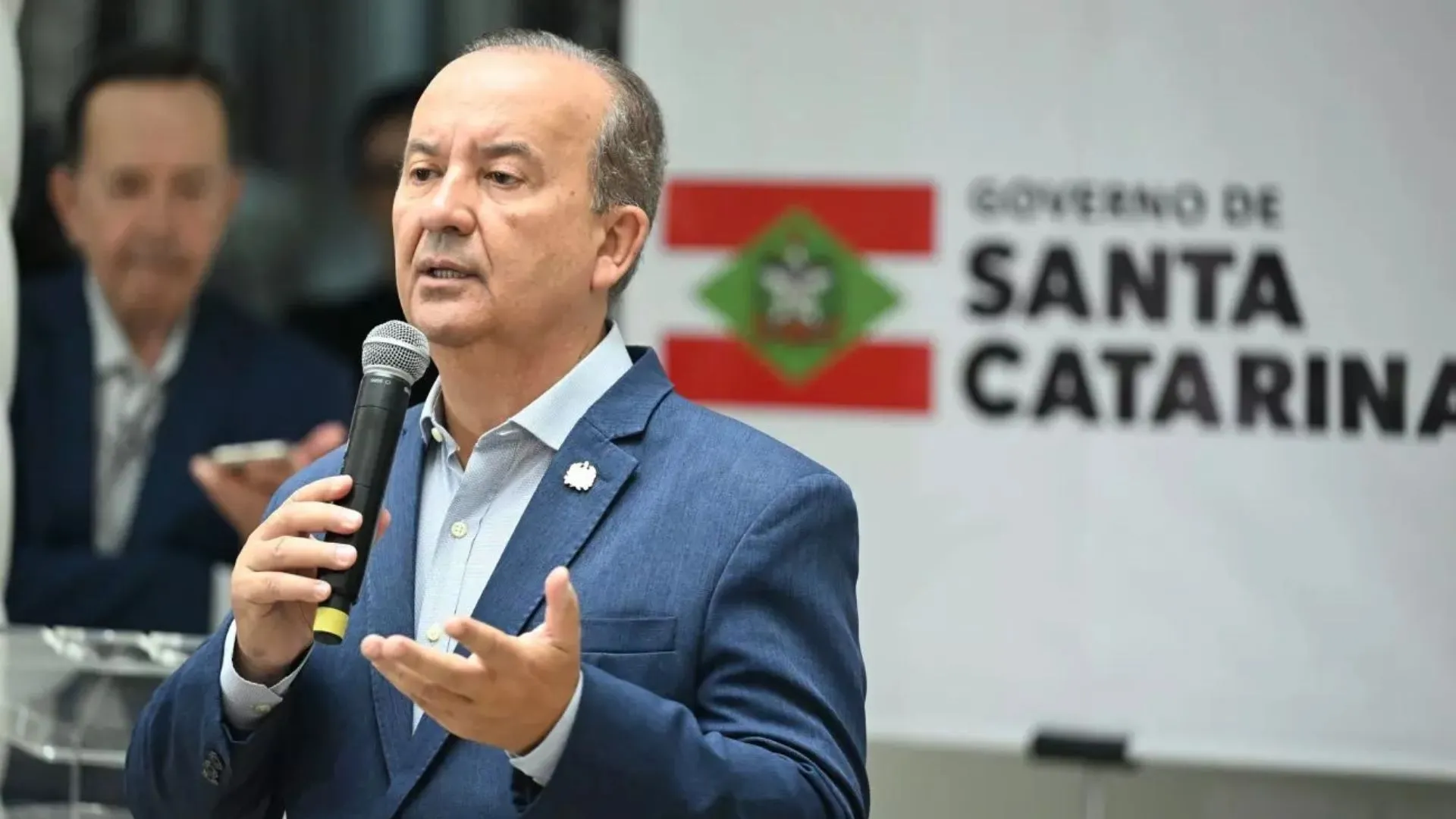 Popularidade em alta: Jorginho Mello tem aprovação de 77% em SC