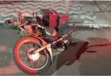 Motociclista sem habilitação é flagrado na contramão e sem capacete