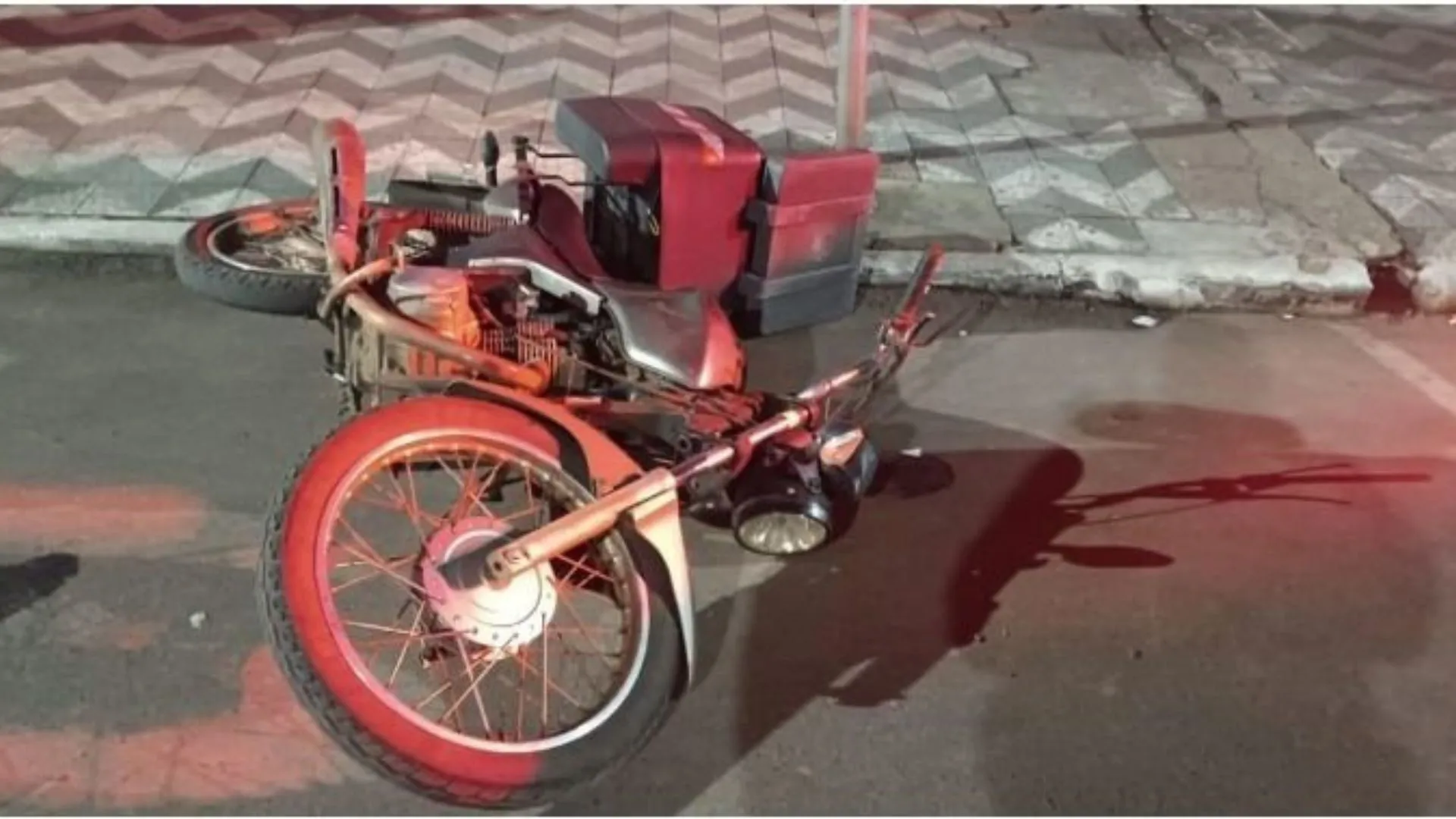 Motociclista sem habilitação é flagrado na contramão e sem capacete
