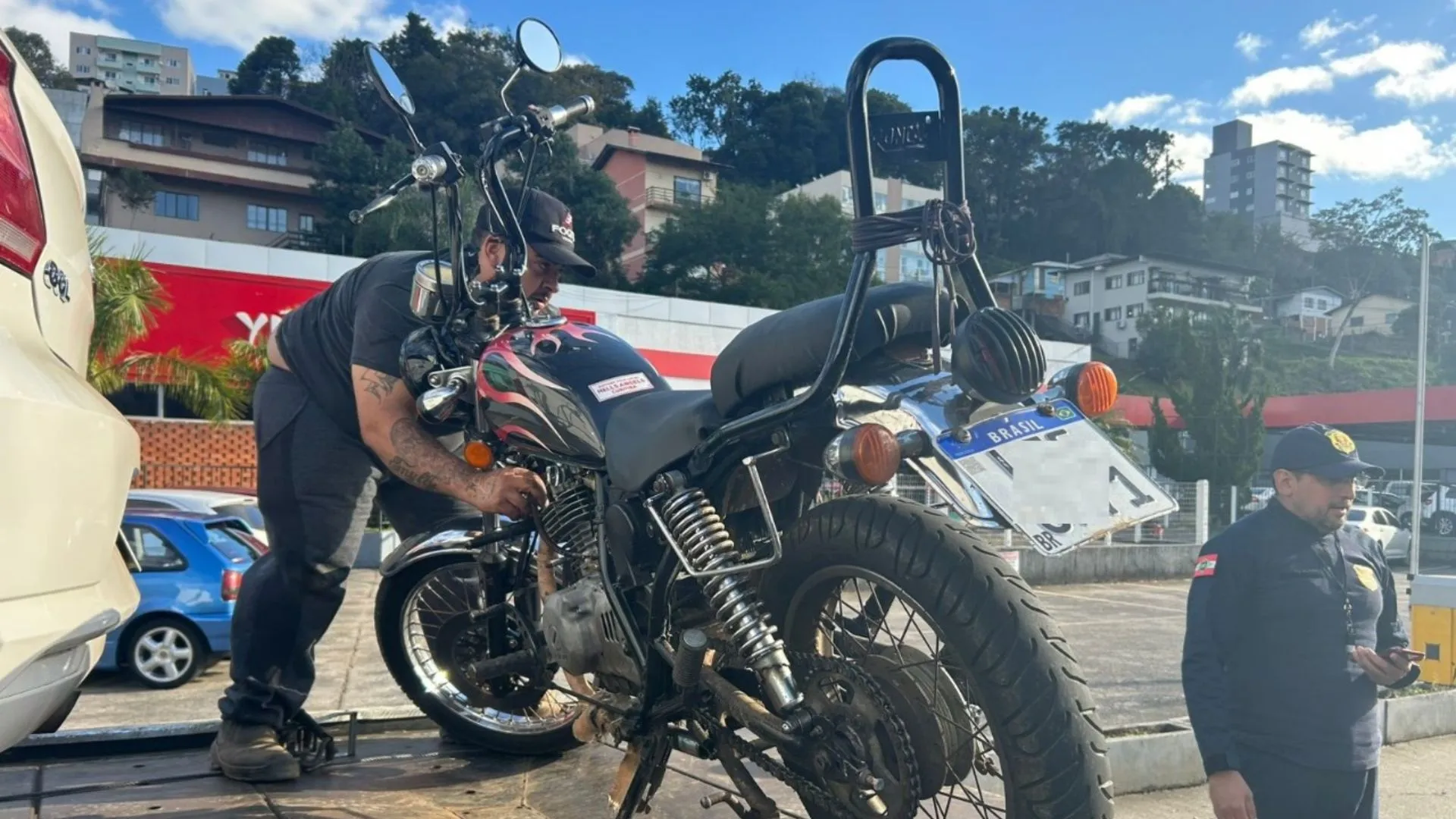 Fiscalização educativa combate ruído excessivo de motos e carros em Videira