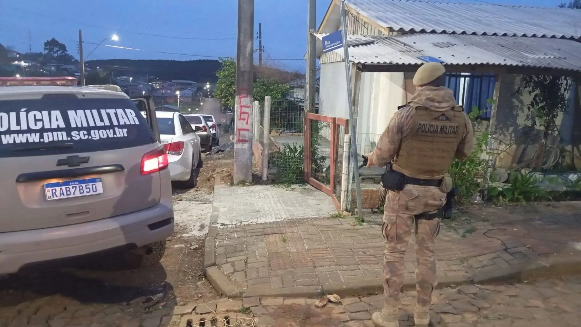 Operação flagra motos adulteradas em oficina de Calmon