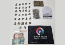 Homem é preso por tráfico após ameaçar companheira com faca em Videira