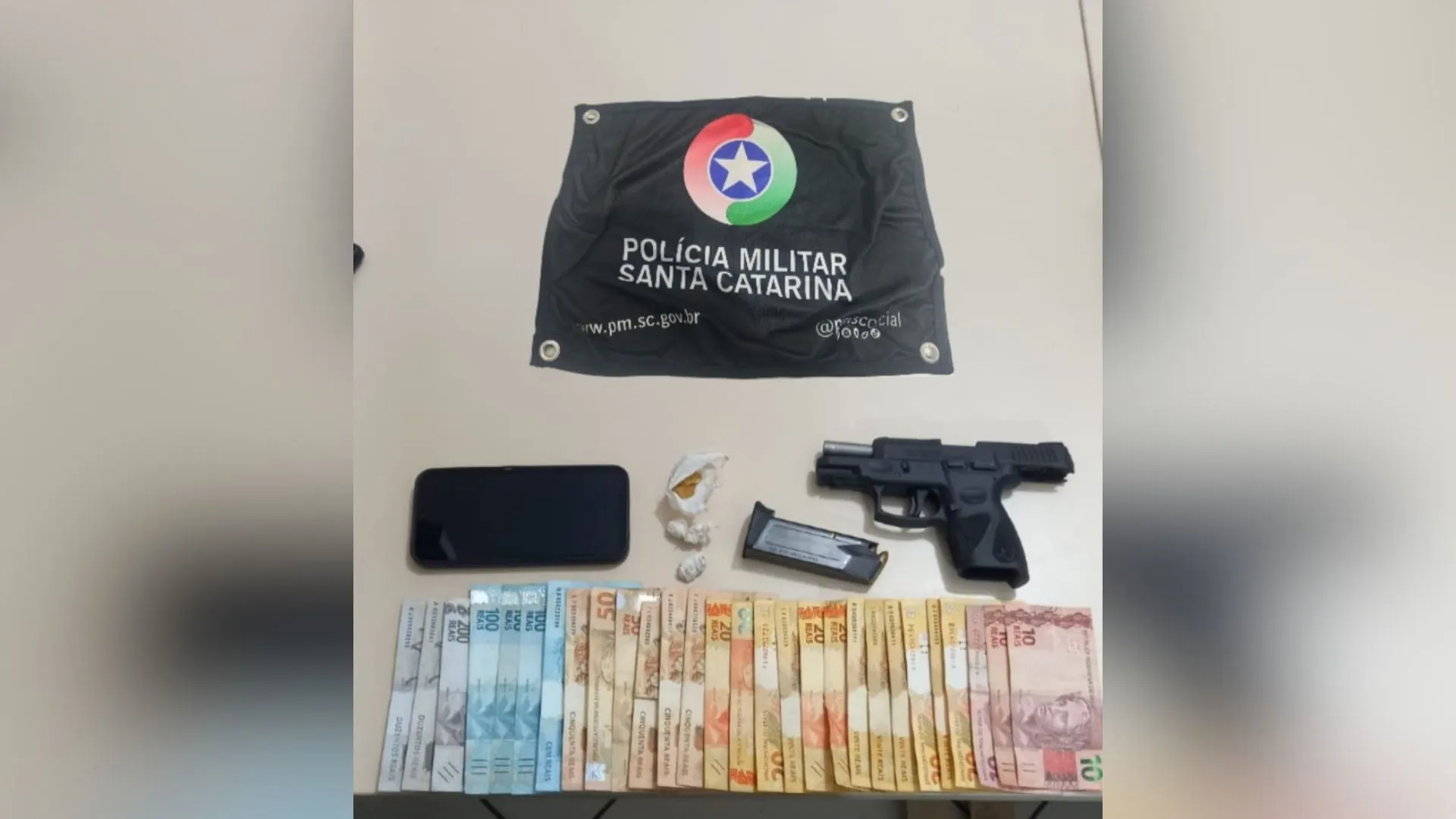 Dupla é presa por tráfico e porte de arma em Fraiburgo