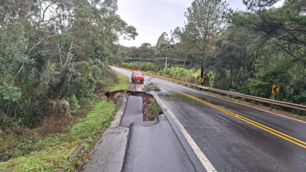 Acostamento da BR-280 desaba após fortes chuvas em SC
