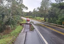 Acostamento da BR-280 desaba após fortes chuvas em SC