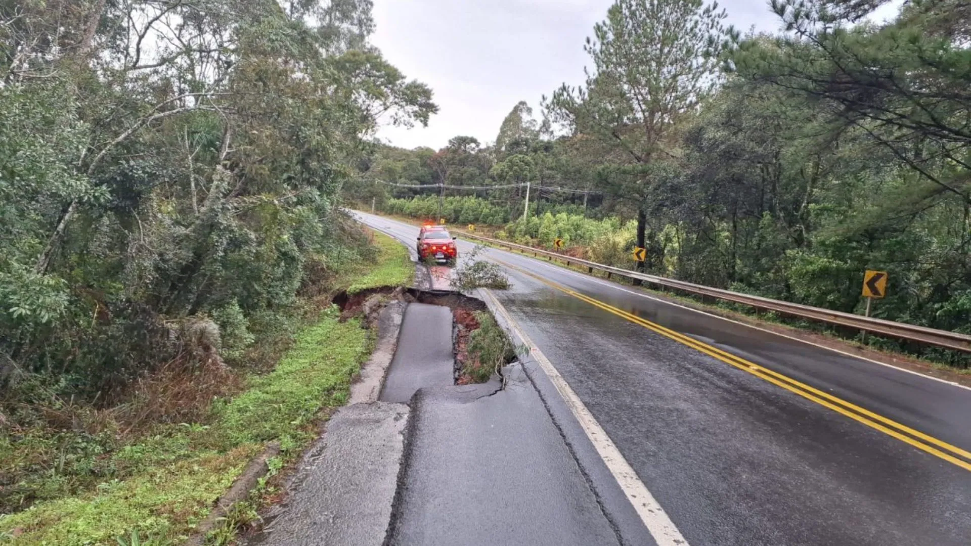 Acostamento da BR-280 desaba após fortes chuvas em SC