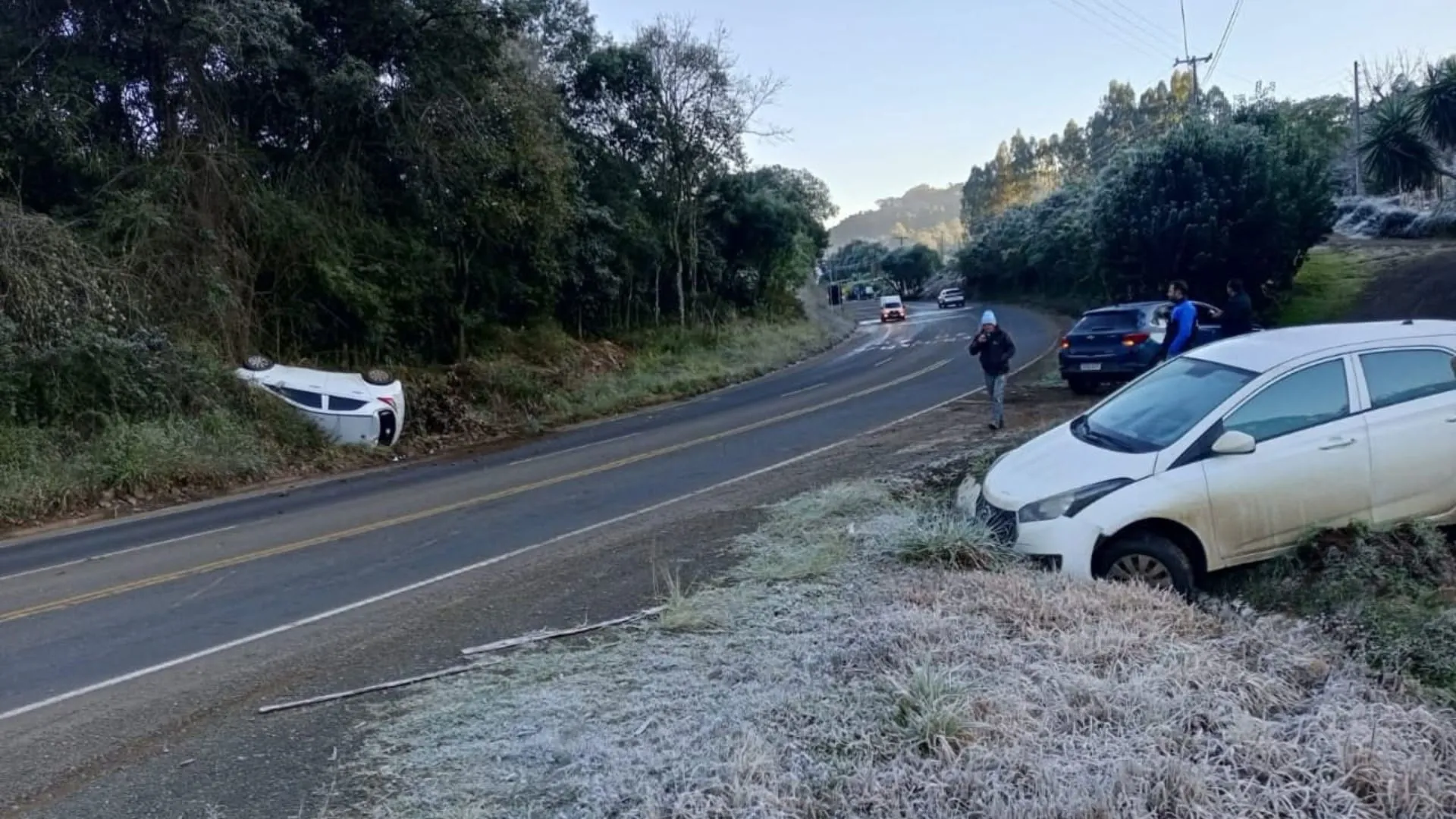 Gelo na pista provoca derrapagens e um capotamento na SC-135
