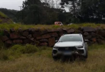 Condutora perde controle em curva, sofre acidente e caminha até casa para pedir socorro em Rio das Antas