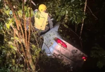 Motorista fica ferido após carro sair da pista, capotar e cair em vala em Salto Veloso