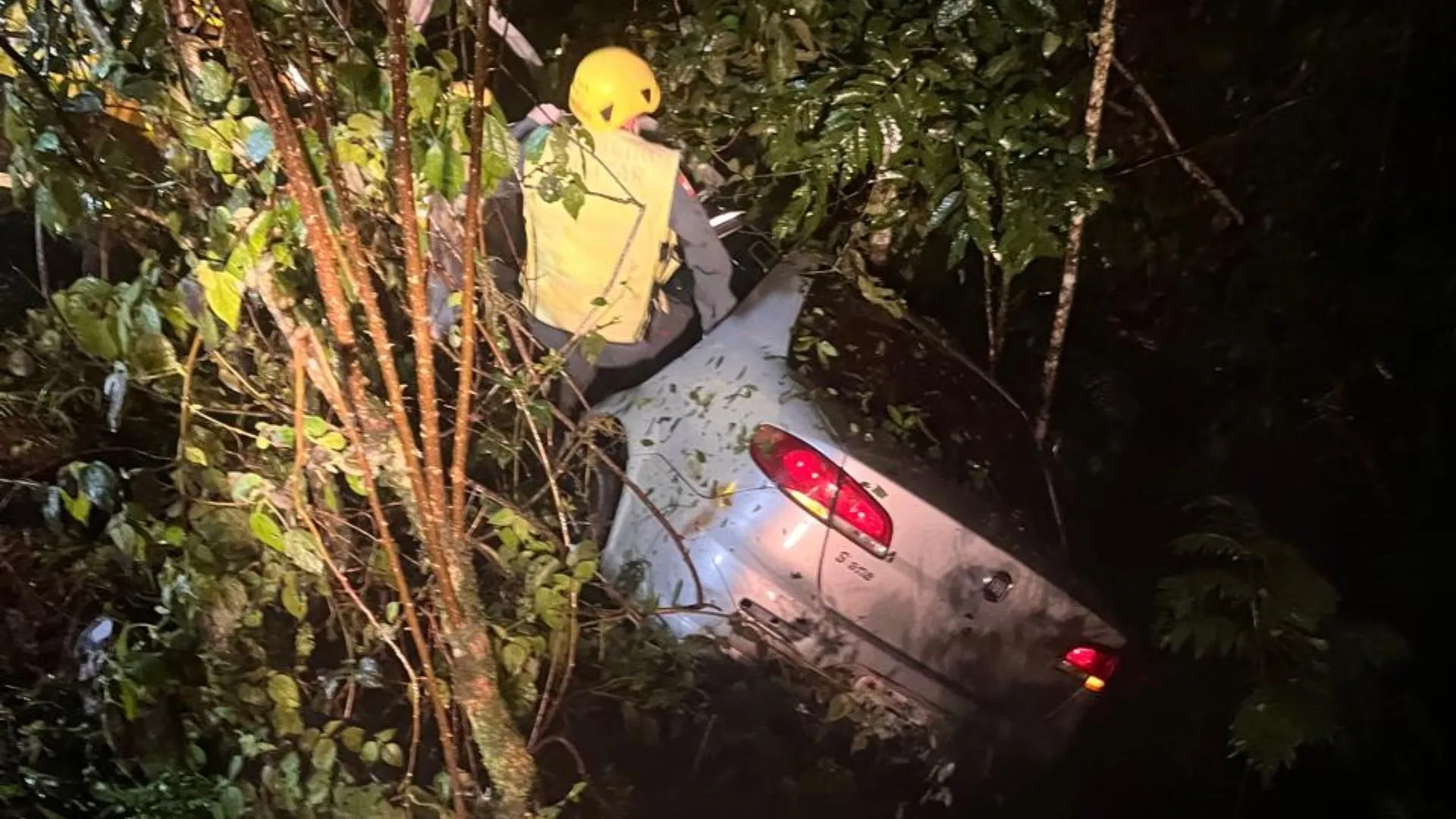 Motorista fica ferido após carro sair da pista, capotar e cair em vala em Salto Veloso