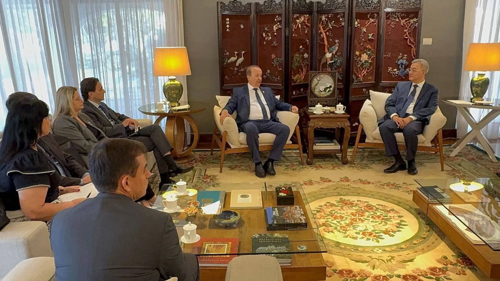 Jorginho Mello se reúne com embaixador da China e defende sanidade animal de SC