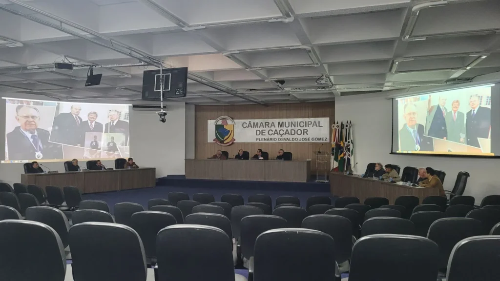 Câmara de Caçador levanta sessão em homenagem a Carlos Lührs