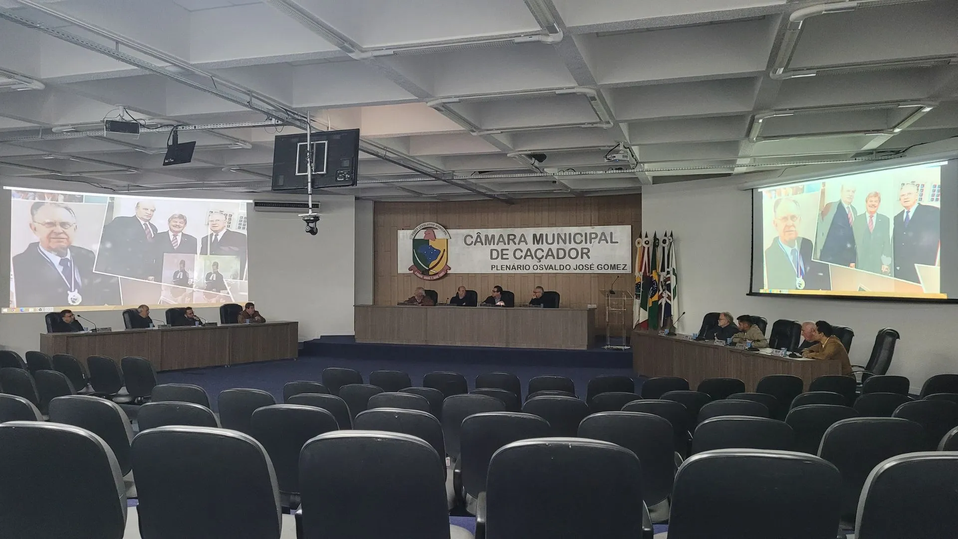 Câmara de Caçador levanta sessão em homenagem a Carlos Lührs