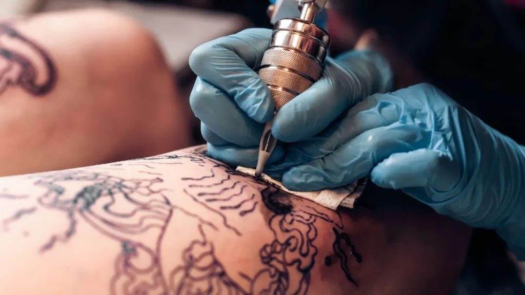 Tatuadora é indiciada por tatuar adolescentes sem autorização em Santa Catarina